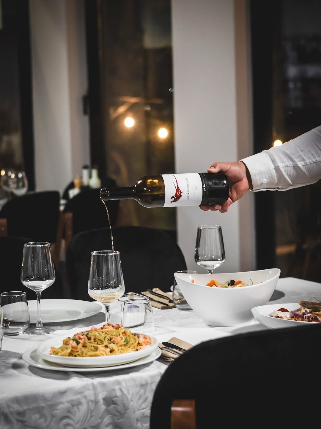 Gotë vere e derdhur mbi tavolinë darke elegante.