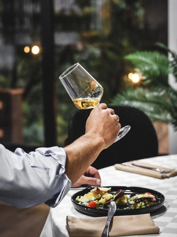 Gotë verë e ngritur me pjatë oktapodi