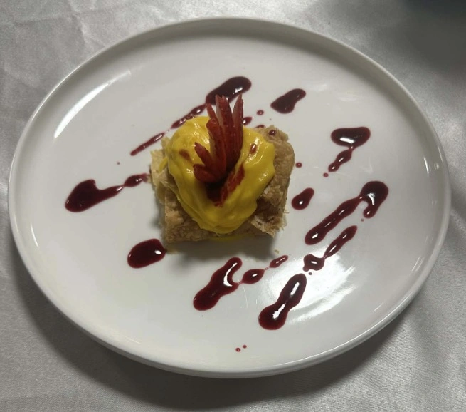 Ëmbëlsirë e rafinuar në pjatë të bardhë